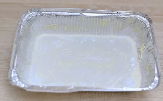 phết bơ lên khuôn bánh