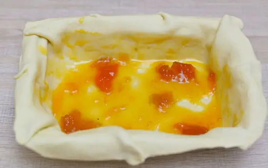 phết mứt mơ lên khuôn bánh