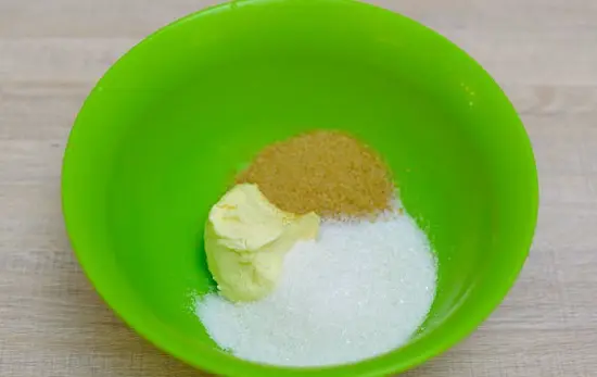 trộn bơ và hỗn hợp đường