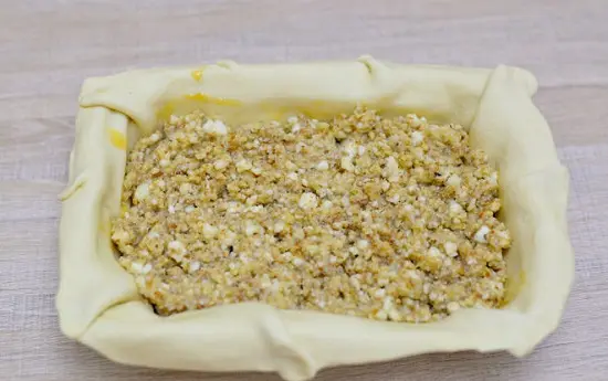 cho hỗn hợp bánh vào khuôn nướng