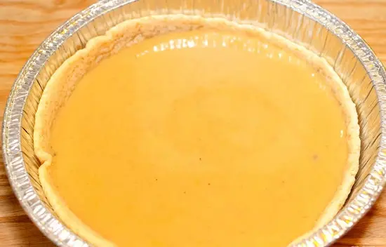 cho nhân bánh vào vỏ bánh