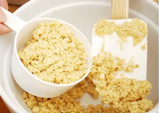 múc bánh vào khuôn nướng