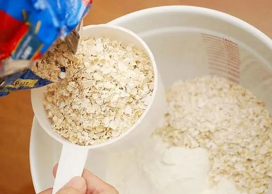 trộn bột yến mạch và bánh ngũ cốc