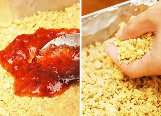 đổ mứt dâu vào bánh