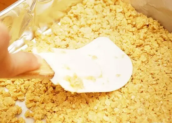 dàn bánh ra khắp khuôn