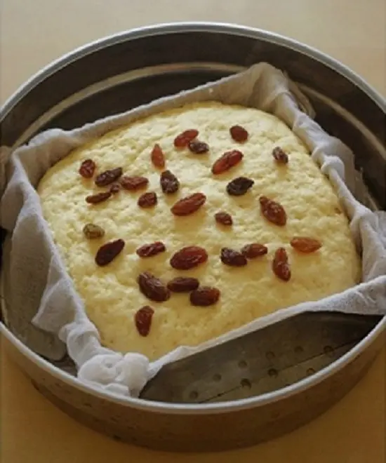 rắc nho khô lên bột