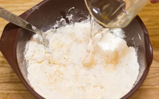 thêm nước vào bột mì