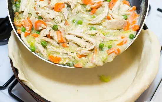 thêm nhân bánh vào khuôn