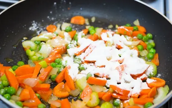 thêm bột mì vào rau củ