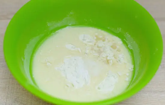 pha bột với nước