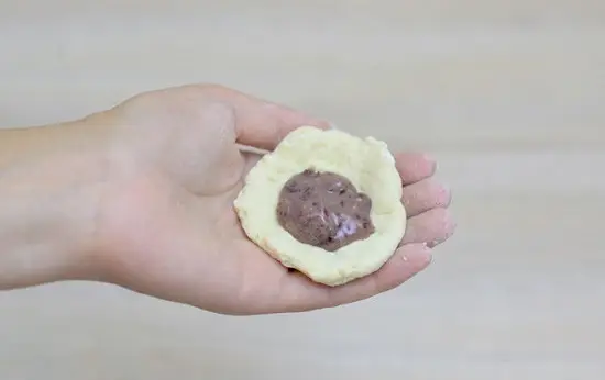 thêm nhân vào vỏ bánh