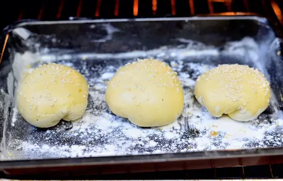 rắc vừng vào bánh