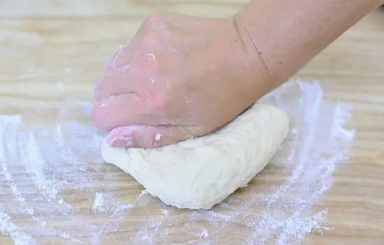 nhào bột bánh