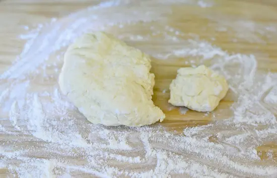 chia bột thành một phần bột nhỏ