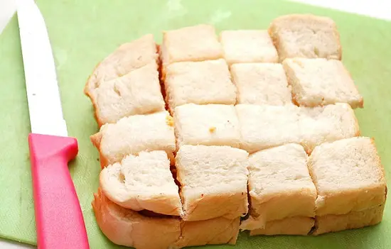 cắt bánh thành những miếng vuông