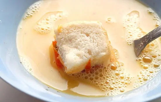 nhúng bánh vào trứng