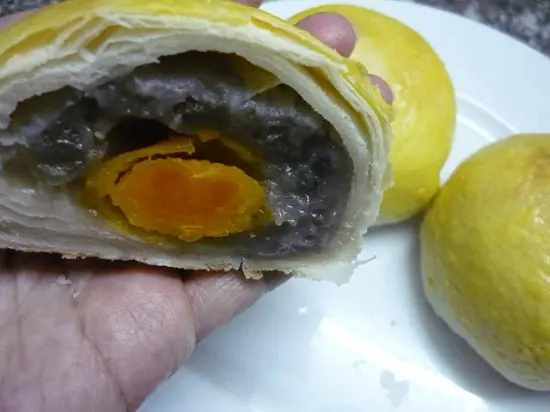 Cách làm bánh pía nhân khoai môn cho tết trung thu