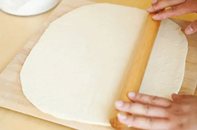 Cách làm bánh pizza cuộn thơm ngon cực lạ 3