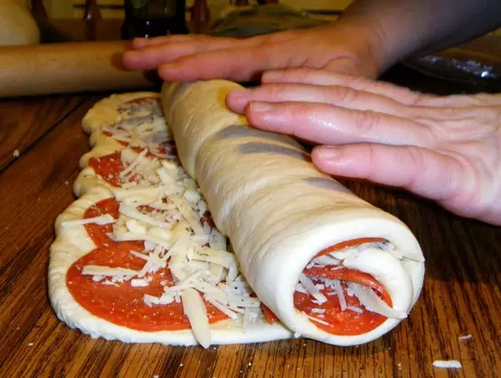 Cách làm bánh pizza cuộn thơm ngon cực lạ 5