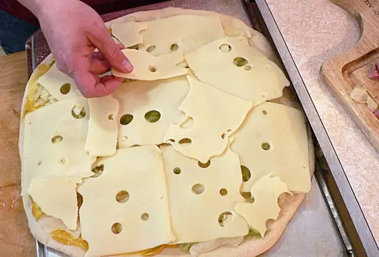 Cách làm bánh pizza thịt bò muối hộp 12