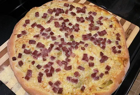Cách làm bánh pizza thịt bò muối hộp ngon mê li