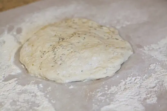 cach-lam-banh-pizza- trai tim-4