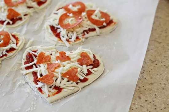 cach-lam-banh-pizza- trai tim-6