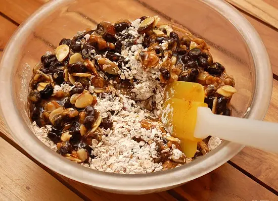 trộn hỗn hợp bánh