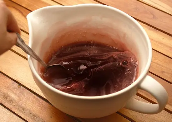 khuấy đều sốt socola sữa tươi
