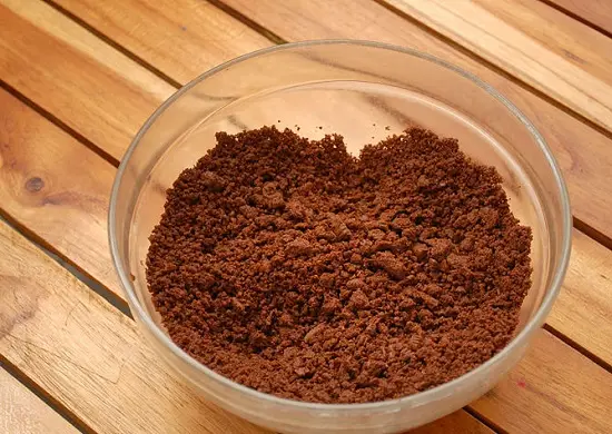 đổ vụn bánh oreo ra bát