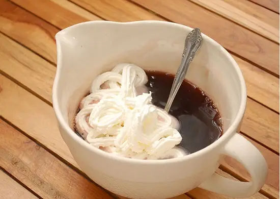 cho kem tươi vào hỗn hợp sữa sốt socola
