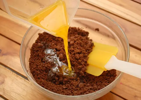 đổ bơ vào vụn bánh