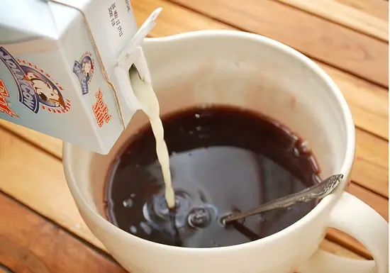 đổ sữa tươi vào sốt socola