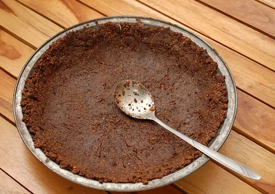 đổ hỗn hợp bánh oreo vào khuôn bánh