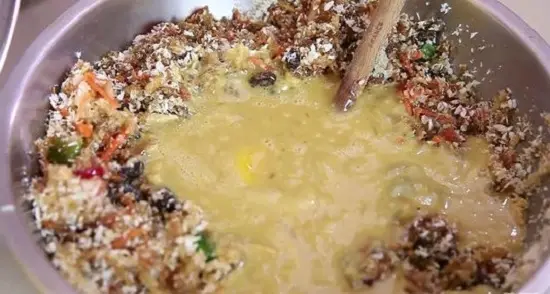 cho trứng bia vào bánh