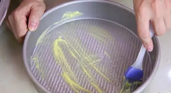 phết bơ vào khuôn bánh