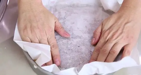 phủ giấy nướng lên mặt bánh