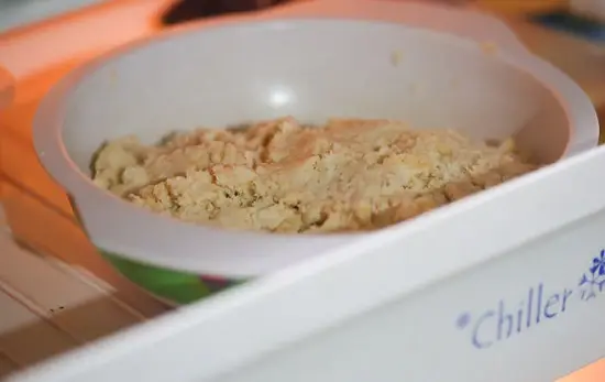 cho bánh mì kem tươi vào ngăn mát của tủ lạnh