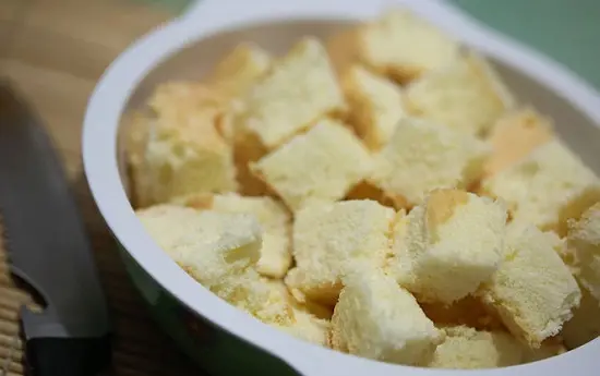 cắt bánh thành những miếng vuông