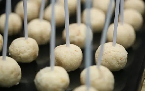 cắm que nhựa vào bánh