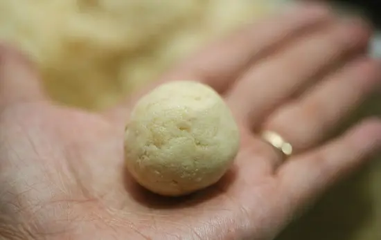 nặn tròn bánh