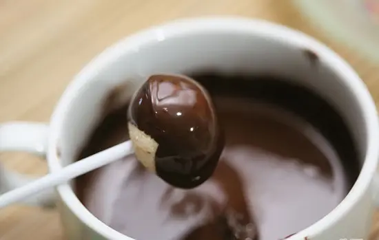 nhúng bánh ngập trong socola