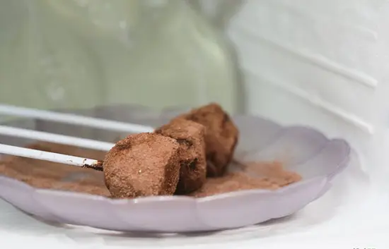 lăn bánh vào lớp cacao