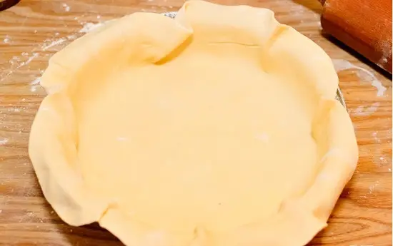 trải vỏ bánh vào khuôn