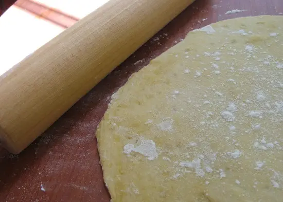 cán mỏng bột mì