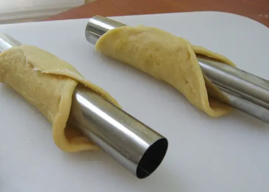 cuộn vỏ bánh vào ống