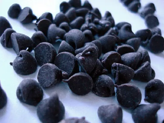 thêm socola chip vào bánh