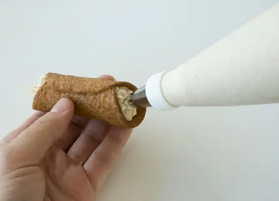 cho kem tươi vào bánh