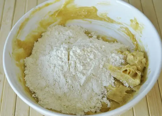 thêm bột mì vào hỗn hợp bơ