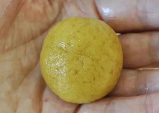 nặn bột bánh thành hình tròn